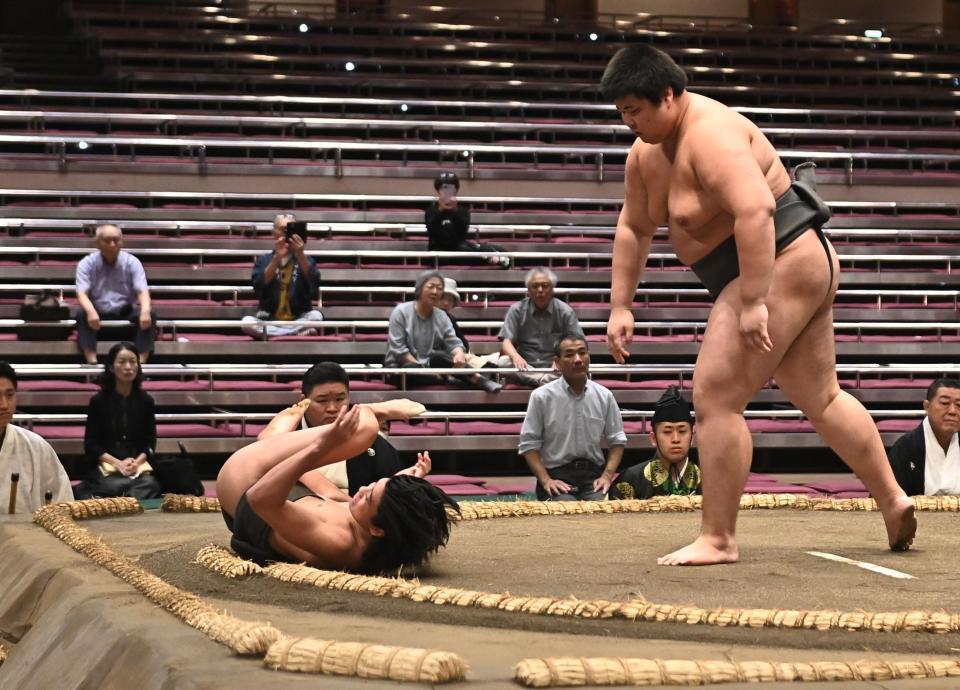 松の里（右）に敗れた新道（撮影・開出牧）