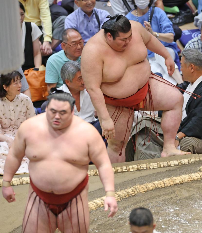 隆の勝㊧に突き落としで敗れた熱海富士