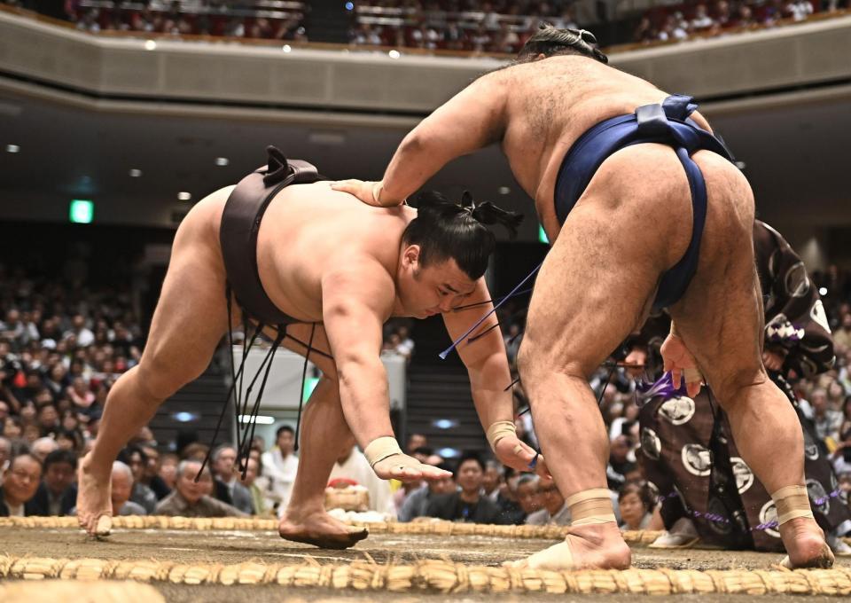 高安（右）に引き落としで敗れた霧島（撮影・開出牧）