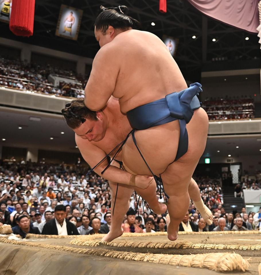 琴勝峰（手前）を渡し込みで下した安青錦（撮影・開出牧）