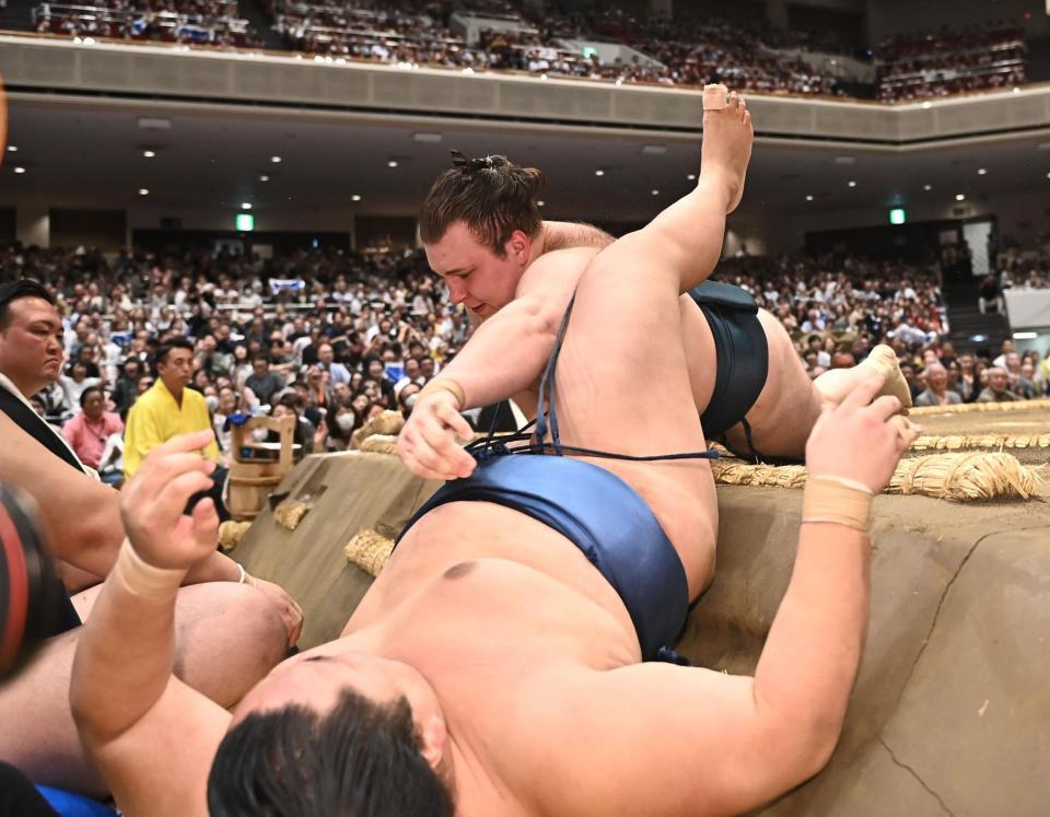 琴勝峰（手前）を渡し込みで下した安青錦（撮影・開出牧）