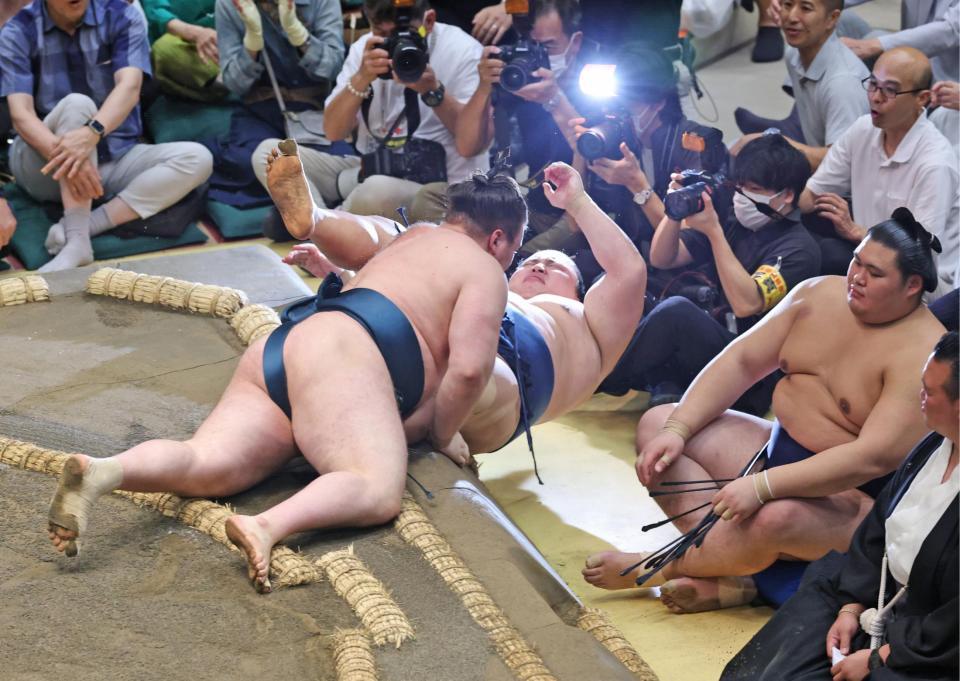 安青錦㊧が渡し込みで琴勝峰を下す。右端は大の里