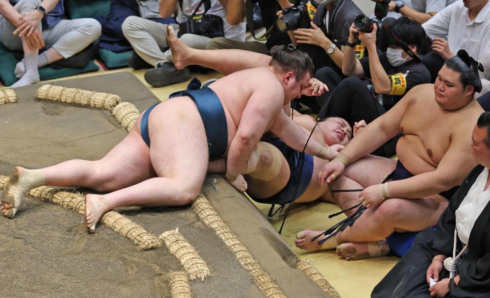 安青錦㊧が渡し込みで琴勝峰を下す。右端は大の里