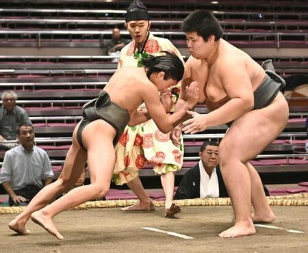 立ち合いで松の里（右）に頭からぶつかる新道（撮影・開出牧）