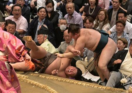 伯乃富士（左）の押し出しに敗れた安青錦（撮影・持木克友）