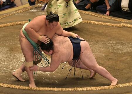 豪ノ山（右）を上手投げで下す琴桜（撮影・持木克友）