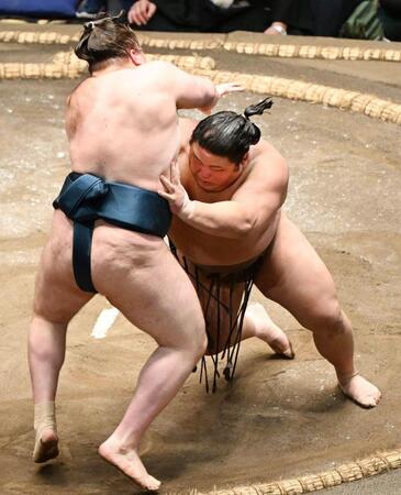 伯乃富士（右）は押し出しで安青錦を破る