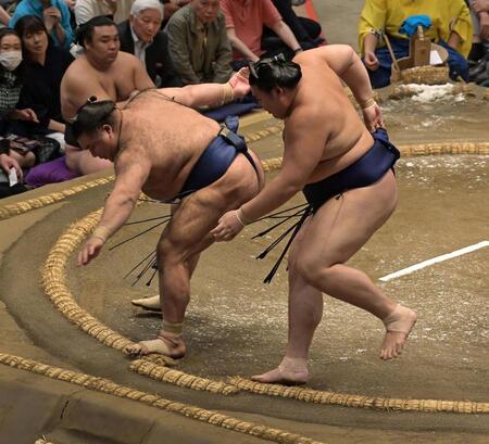 高安（左）の突きにバランスを失う大の里（撮影・持木克友）
