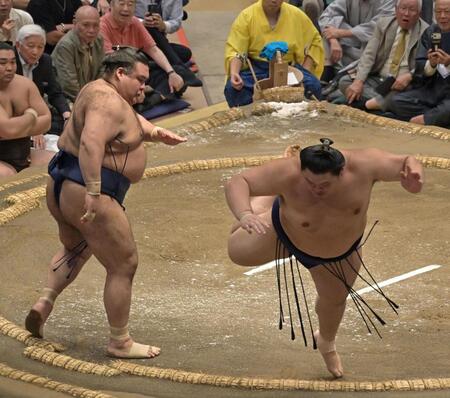 高安（左）の突きでバランスを失う大の里（撮影・持木克友）
