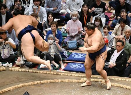 高安（右）は突き倒しで大の里を破る