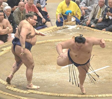 高安（左）の突きでバランスを失う大の里（撮影・持木克友）