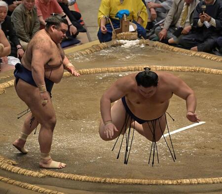 高安（左）の突きでバランスを失い飛び上がる大の里（撮影・持木克友）
