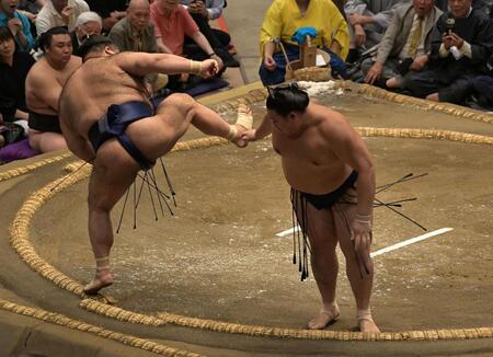 高安（左）の突きでバランスを失う大の里（撮影・持木克友）