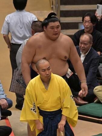 高安に敗れ花道を引き揚げる大の里（撮影・持木克友）
