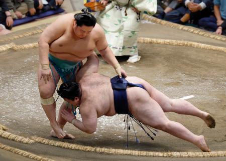 　琴桜（左）が上手投げで豪ノ山を下す＝両国国技館