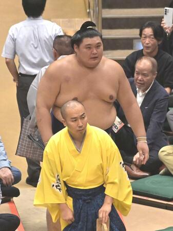 高安に敗れ花道を引き揚げる大の里（撮影・持木克友）