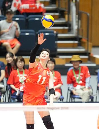 日本－ネパール　第１セット、サーブを放つ山田二千華　