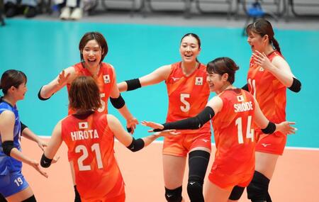 日本-ネパール　第１セット、得点を奪い喜ぶ佐藤（中央右）ら日本代表の選手たち