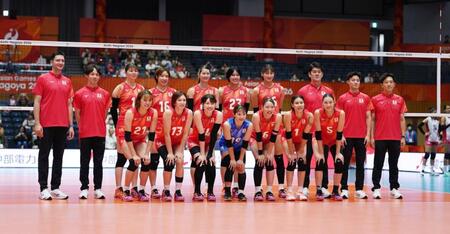 試合前に集合写真を撮る日本代表の選手たち