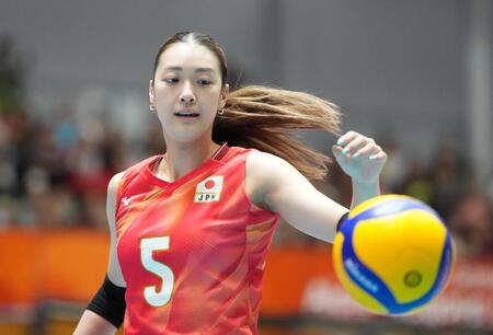 日本－ネパール　第２セット、サーブに臨む佐藤　