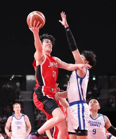 日本－台湾　第３クオーター、シュートを決める小川㊧　