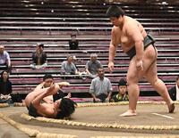 突き落としで敗れる新道