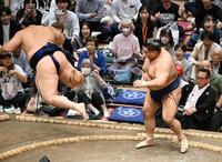 高安（右）は突き倒しで大の里を破る