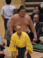 高安に敗れ花道を引き揚げる大の里（撮影・持木克友）