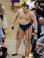 伯乃富士に敗れ引き揚げる安青錦