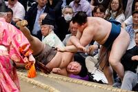 伯乃富士（左）が押し出しで安青錦を破る