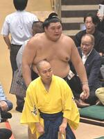 高安に敗れ花道を引き揚げる大の里（撮影・持木克友）