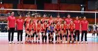 試合前に集合写真を撮る日本代表の選手たち