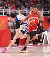 日本-台湾　第１クオーター、激しく競り合うハーパー㊨