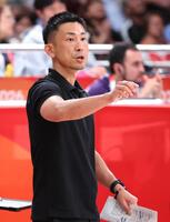 日本-台湾　第２クオーター、選手に指示を出す吉本監督