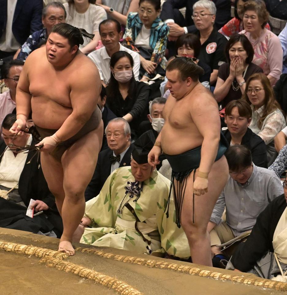 伯乃富士（左）の押し出しに敗れた安青錦（撮影・持木克友）