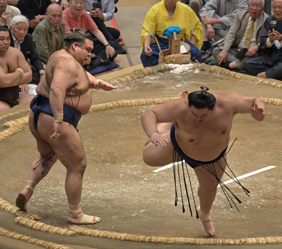 高安（左）の突きでバランスを失う大の里（撮影・持木克友）