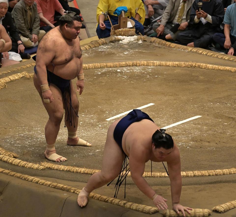 高安（左）の突き倒しに敗れた大の里（撮影・持木克友）