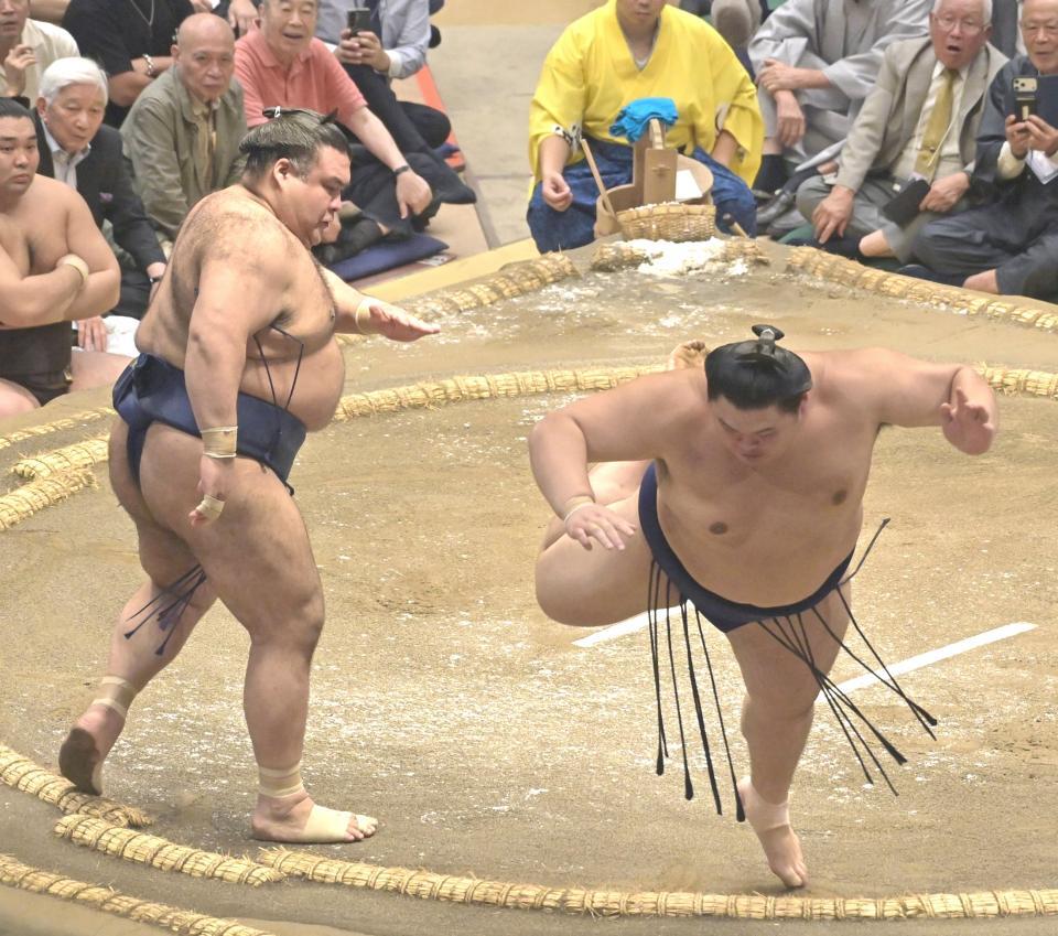 高安（左）の突きでバランスを失う大の里（撮影・持木克友）