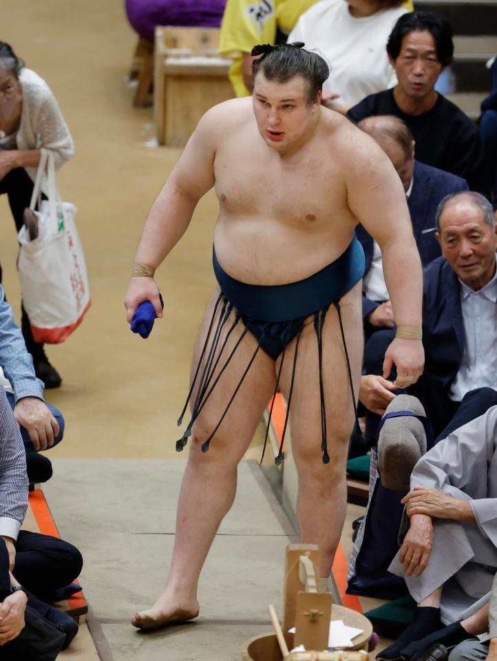 伯乃富士に敗れ引き揚げる安青錦