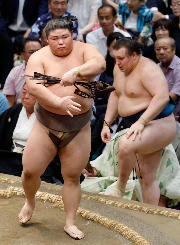 安青錦（右）を押し出しで破った伯乃富士