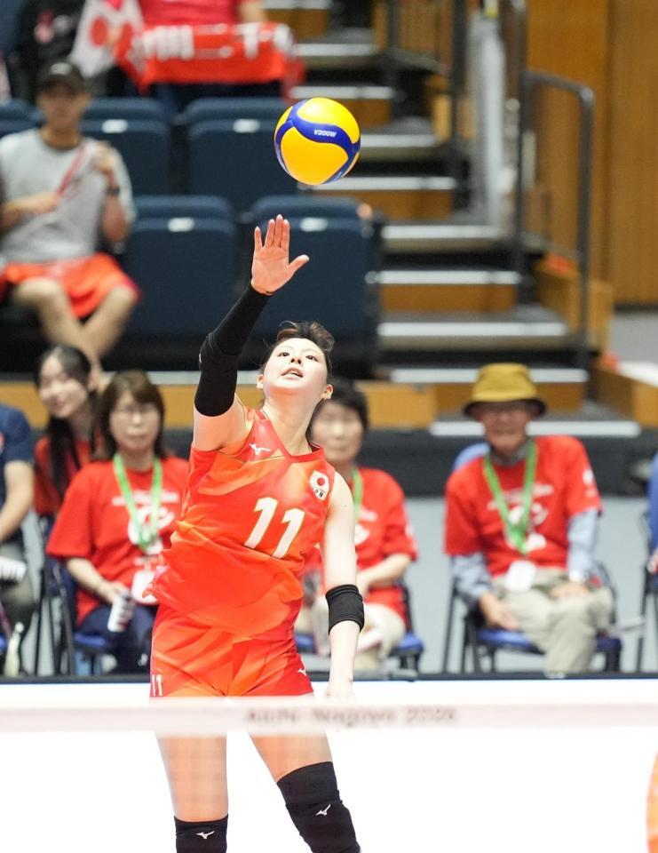 日本－ネパール　第１セット、サーブを放つ山田二千華　