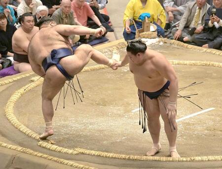 　高安（左）の突きでバランスを失う大の里（撮影・持木克友）