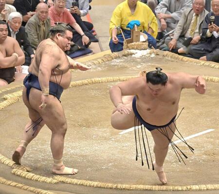 　高安（左）の突きでバランスを失う大の里（撮影・持木克友