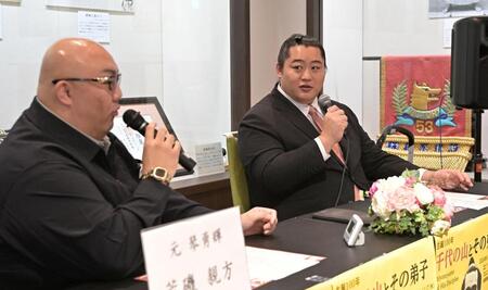 トークショーを行う北陣親方（右）と司会を務める荒磯親方（撮影・持木克友）