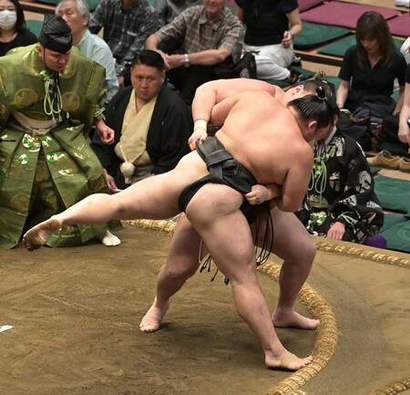 西ノ龍を上手投げで破った旭富士（撮影・持木克友）