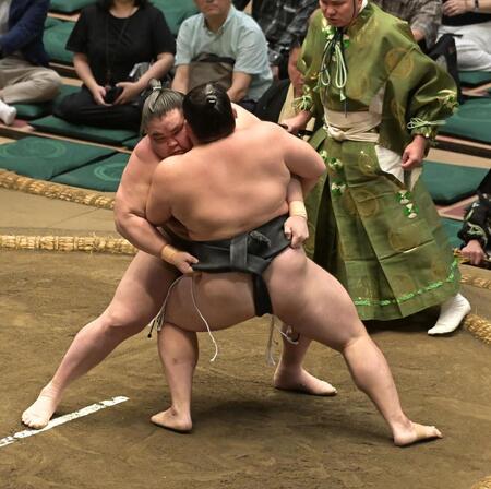 西ノ龍（右）を攻める旭富士（撮影・持木克友）