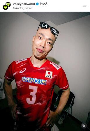 ポーズを決める深津。Ｖｏｌｌｅｙ　Ｂａｌｌ　ｗｏｒｌｄのインスタグラムより