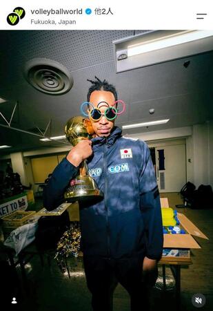 ポーズを決めるラリー。Ｖｏｌｌｅｙ　Ｂａｌｌ　ｗｏｒｌｄのインスタグラムより