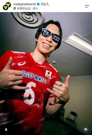 ポーズを決める山内。Ｖｏｌｌｅｙ　Ｂａｌｌ　ｗｏｒｌｄのインスタグラムより
