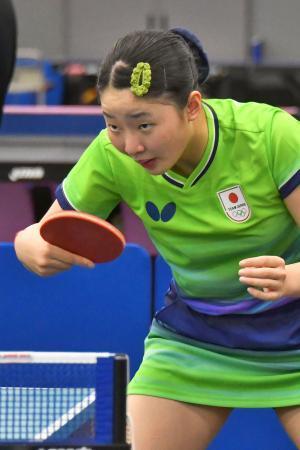 　練習する卓球女子の張本美和＝東京都内